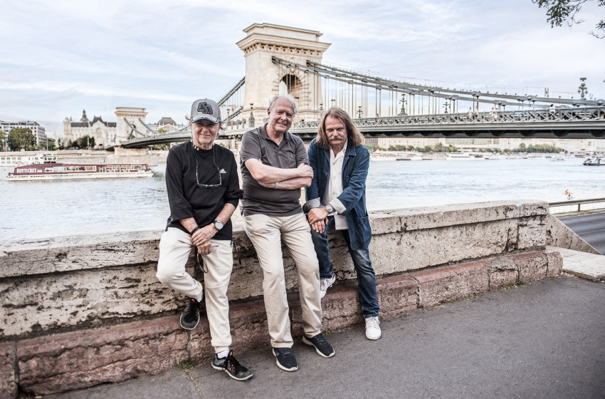 A Lánchídnál kapták lencsevégre a három barátot 